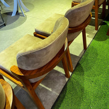 Load image into Gallery viewer, 22250 Chair B