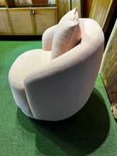 Load image into Gallery viewer, Q1179 Accent Chair