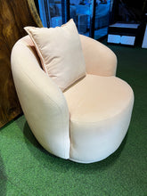 Load image into Gallery viewer, Q1179 Accent Chair