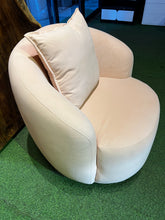 Load image into Gallery viewer, Q1179 Accent Chair