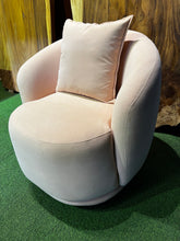 Load image into Gallery viewer, Q1179 Accent Chair