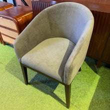 Load image into Gallery viewer, 2526 Chair