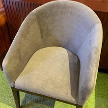 Load image into Gallery viewer, 2526 Chair