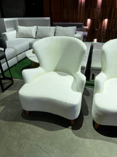 Load image into Gallery viewer, 2433 Accent Chair