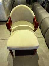 Load image into Gallery viewer, 2318 Chair