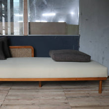 Load image into Gallery viewer, Fabito Solihiya Couch