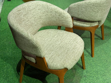 Load image into Gallery viewer, 2585 Chair
