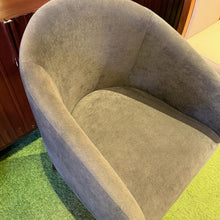 Load image into Gallery viewer, 2526 Chair
