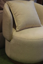 Load image into Gallery viewer, 2526 Accent Chair

