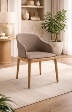 Load image into Gallery viewer, Q11 Chair
